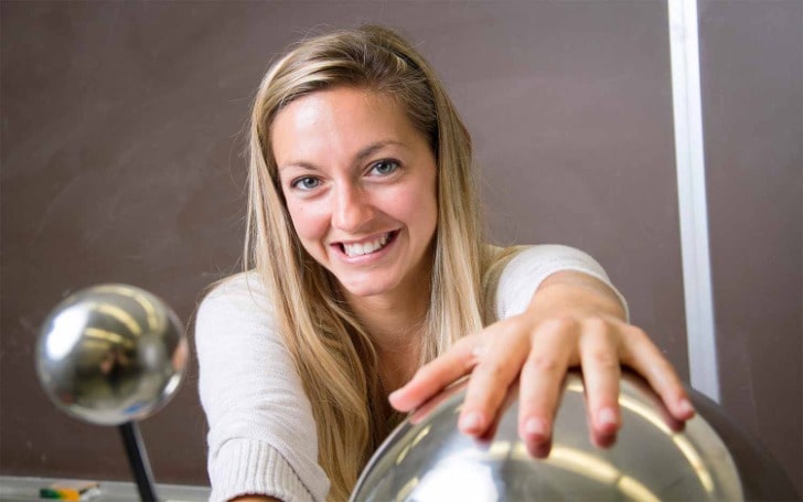 Dianna Cowern - Physics Girl Who Explains All Physical Phenomenon Dianna Cowern - Physics Girl Who Explains All Physical Phenomenon